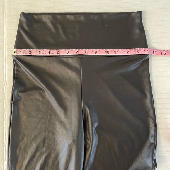 Black cut-out knee leggings - Picture 8 of 8